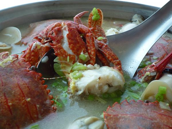 石蟳搭配現撈海鮮煮粥，是極具在地風味的漁夫料理。