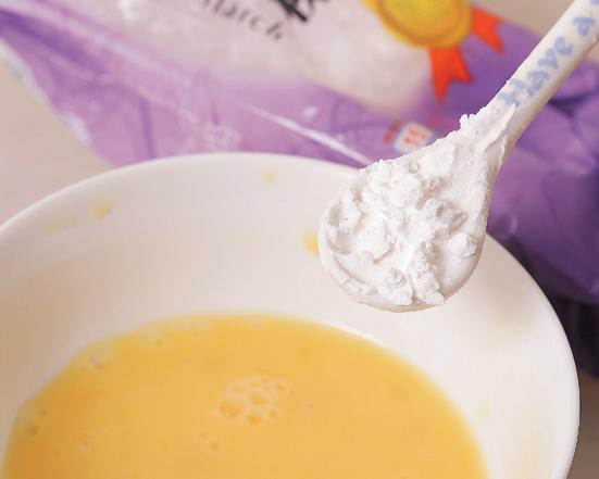 <B>撇步2：加入太白粉</B><br />加入太白粉至蛋液中，可增加滑嫩口感。