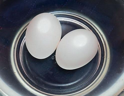 生蛋直接用熱水50℃浸泡20分鐘便能去除腥臭味。