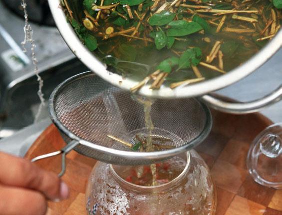 莖、葉熬煮、濾渣後，可以當茶飲，也可以當湯底。
