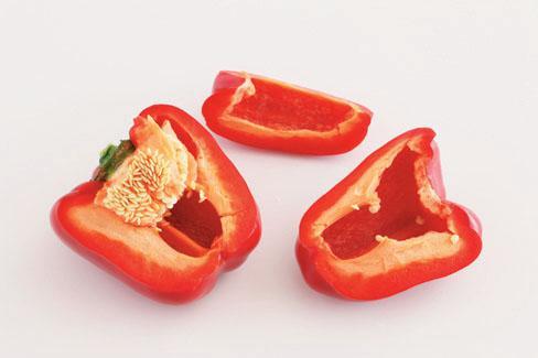 料理甜椒時，需先切除內部的筋膜及籽囊。