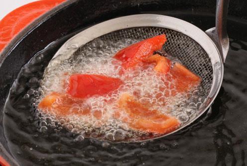料理前，先過一下油，可保持甜椒鮮艷的色澤，口感也較脆。