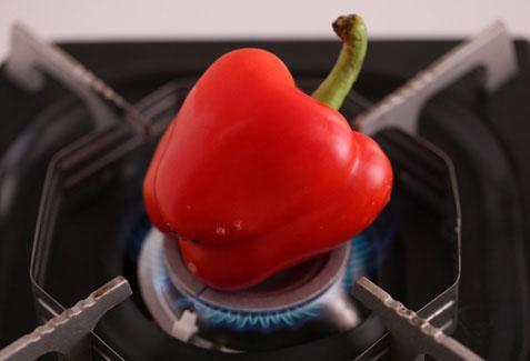 將甜椒放在瓦斯爐上烤焦後泡入冰水中，可快速剝除果皮。