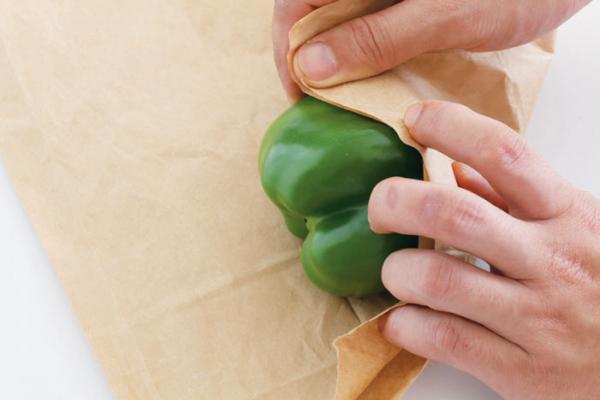 用牛皮紙或白報紙將甜椒包起來放入冷藏，避免水分流失。