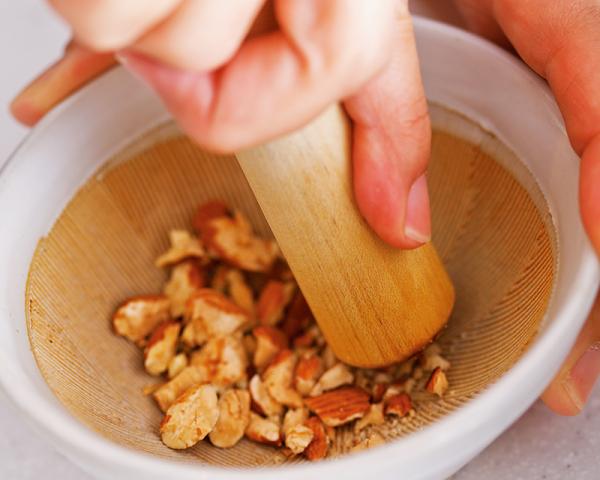 搗碎杏仁，完成南瓜鮪魚沙拉後可以撒上。