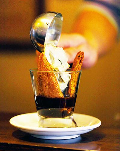 4.將咖啡和鮮奶油依序倒至千層酥杯中。
