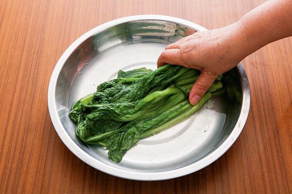 軟化時小芥菜的顏色會從翠綠色變成深綠色。