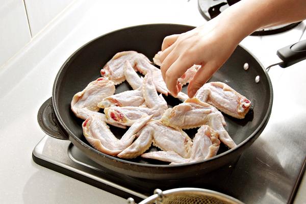1. 做雞翅、雞腿料理時，先微熱鍋，擦乾雞翅、雞腿後，放入鍋裡。