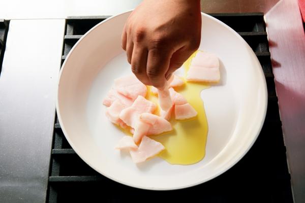 1.倒適量的油於鍋中，再放入切塊的豬油。