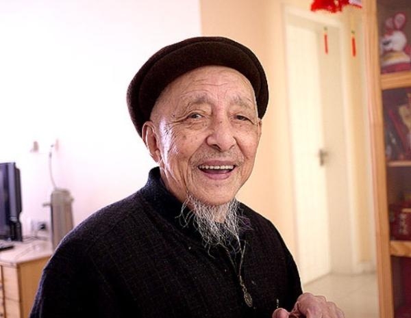 98歲老中醫：大量喝水造成腎虛，每天八杯水純屬騙局...
