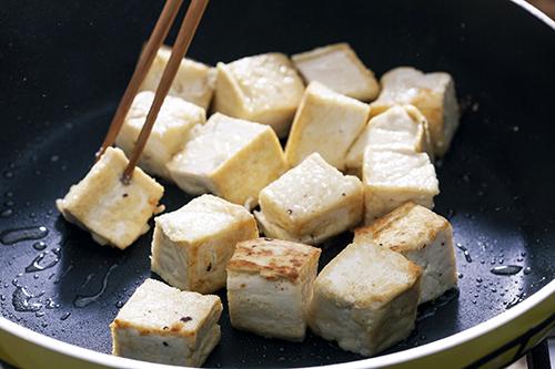 豆腐、黃豆等高蛋白食物，補充經期所流失的營養素、礦物質。
