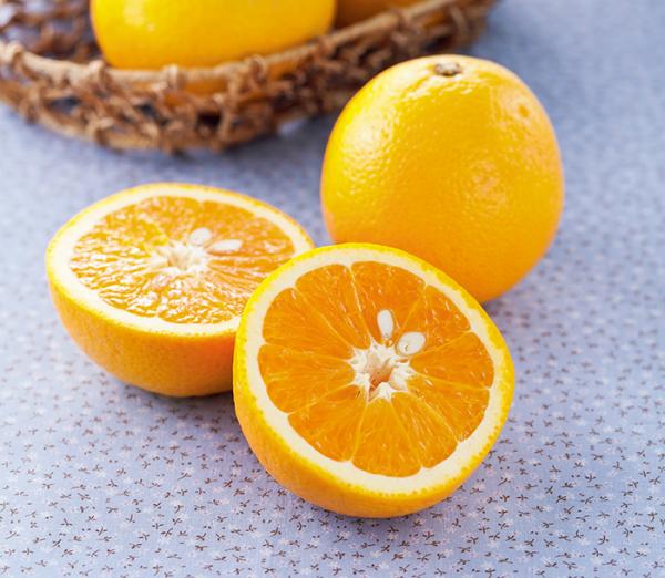 柳橙含有豐富的維他命C。