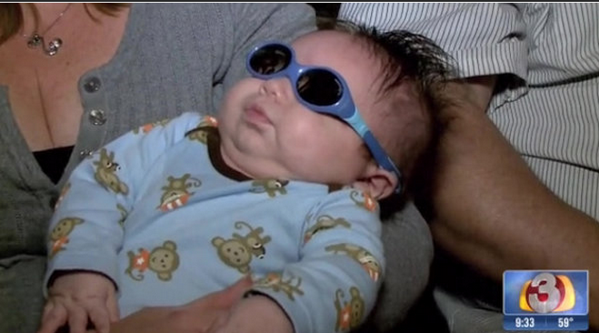 這個寶寶，父母出門一定幫他戴上墨鏡…原因真是太悲傷了…...