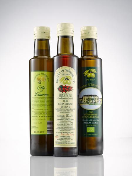 據義大利政府規範，橄欖油必須裝在食品級的墨綠色玻璃瓶裡，避免感光造成氧化變質。