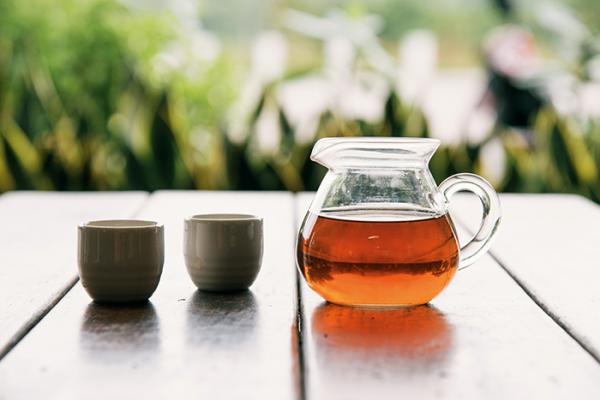 紫蘇茶飲有助於緩解脹氣，可調理腸胃、幫助消化。(示意圖)