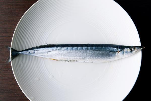 秋刀魚也是富含白氨酸的食物。