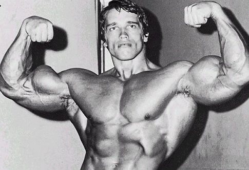 阿諾48年前第一次獲得健美先生的照片曝光！這肌肉量嚇死人了。...