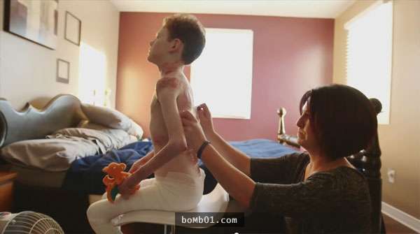 這位14歲的「泡泡龍」男孩知道身體的痛會一生跟著他…於是他決定把疼痛轉化成力量！