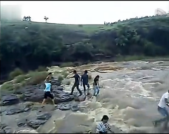 太可怕！這個女孩過河時猶豫了3秒，結果害死了五個人…（影片）...