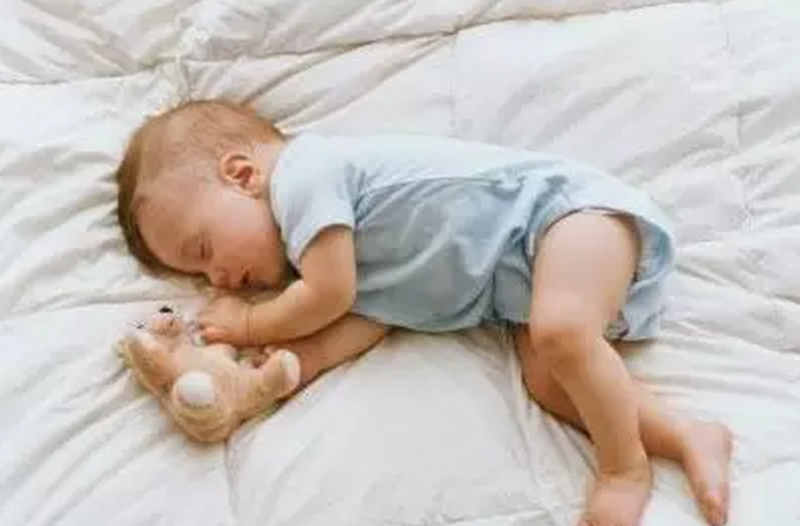 兩個月大男嬰睡夢中窒息，「凶手」竟然只是因為寶寶這樣睡覺.....