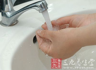 在擠臉上的痘痘之前，一定要用洗手液徹底清潔自己的雙手，徹底去除手上的細菌。防止在用手去擠痘痘的時候，會使得自己的肌膚以及周邊的肌膚遭到細菌污染，惡化成痘肌。