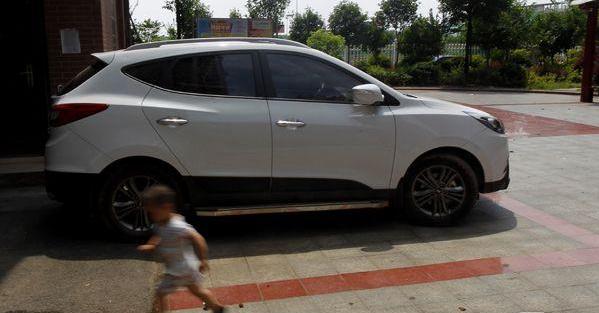 湖南4歲男童正午被鎖車中身亡 車窗全是手印