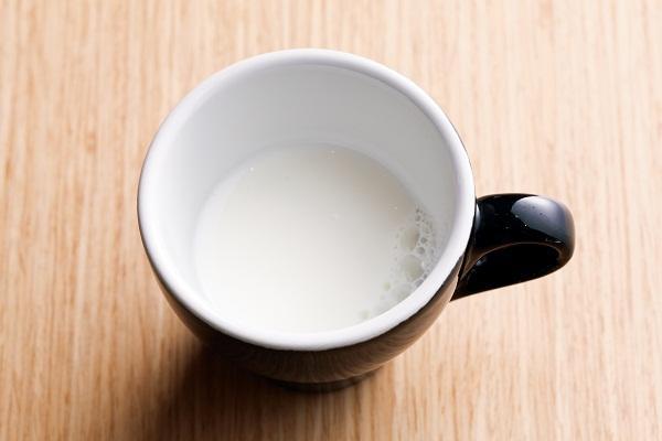 每天喝2杯奶補充鈣質。