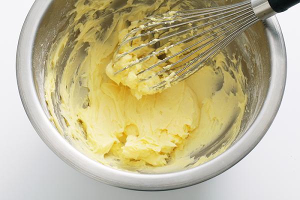 植物性奶油係經氫化製成，仍含有反式脂肪，而且飽和脂肪高。
