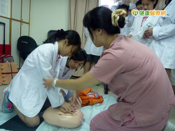 小學生醫學夏令營學AED可以救人了！...