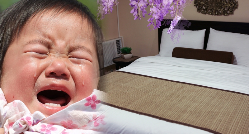 只因女嬰一直哭，爸爸情緒失控竟把女兒往彈簧床猛丟，小女嬰最後...