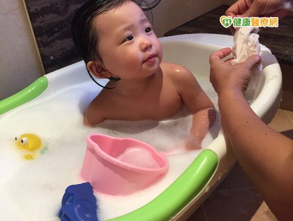 高濃度氯濁水如何幫寶寶泡奶洗澡？...