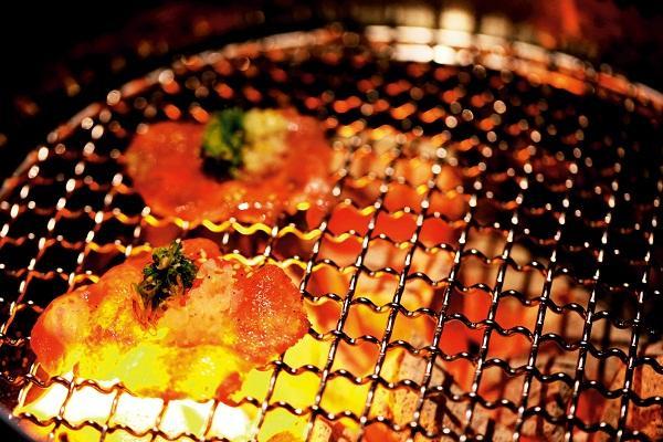 吃燒烤時，可以自行製作天然食材蘸醬，減少鈉含量的攝取。