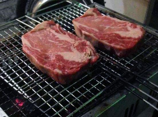 如果選用卡式爐烤肉，要注意本體結構。