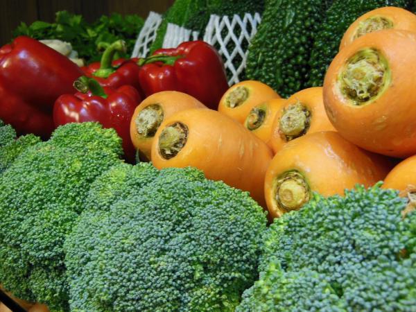 β-胡蘿蔔素公認最具有保護眼睛的作用，代表性食材為紅、黃色蔬果。