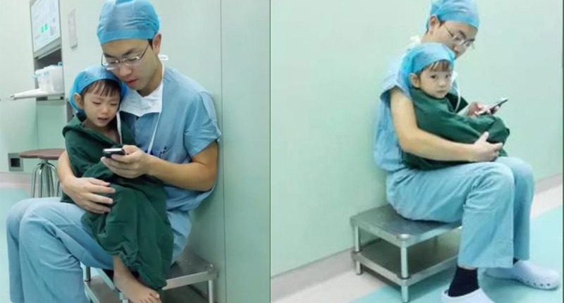 醫生竟然放下繁忙的醫護工作，並暫緩手術時間，抱著小女孩坐在角...