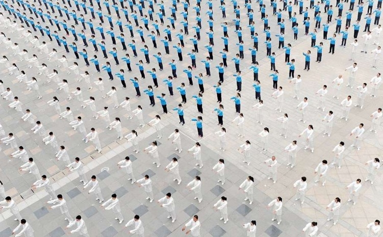 打破金氏世界紀錄的50000人同步練太極活動，從空拍畫面裡就...
