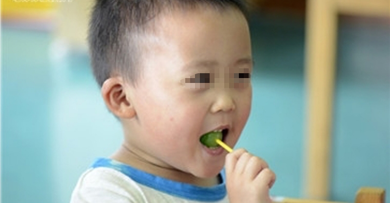 2歲男童吃棒棒糖後昏迷，檢查結果醫生都憤怒了！...
