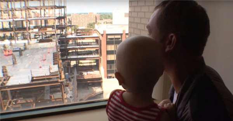 化療的小女孩每天靠在窗口向建築工人揮手，直到某天工人叫她往下...