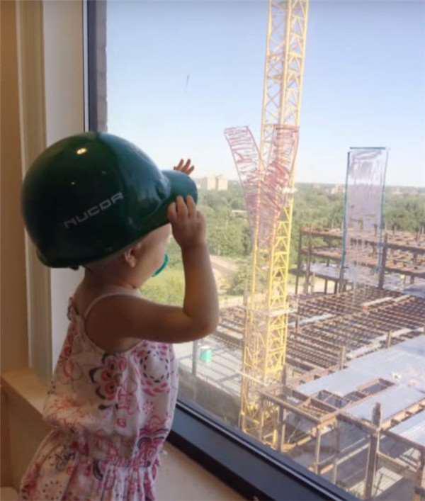 化療女孩每天向對面建築工人揮手，直到一天工人做這件事,感動