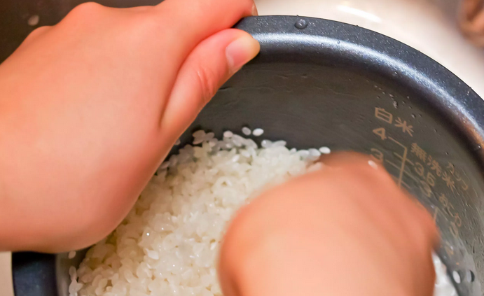 「洗米」的時候只要記住這個動作，做出來的飯會好吃100倍哦！...