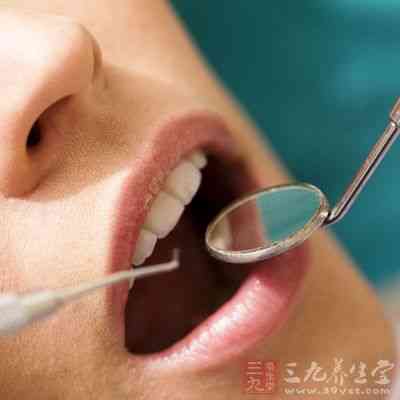 採用超聲潔牙機每年進行1-2次全口潔牙