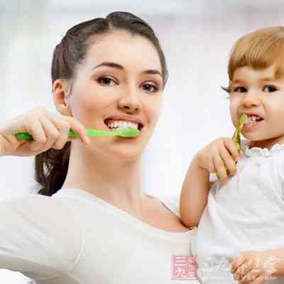 早晚刷牙、飯後漱口是防治牙結石形成的最重要措施