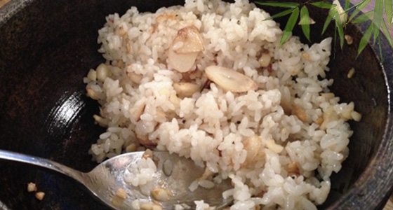 一位朋友每天吃「大蒜米飯」高血壓竟然消失了，痛風好了！坐骨神...