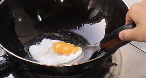 剛剛嘗試了「荷包蛋新煮法」，不用一滴油就能煎出來！超好吃超健...