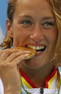 為什麼奧運選手得獎都要「咬一下金牌」？其實他們是被逼急了，不...