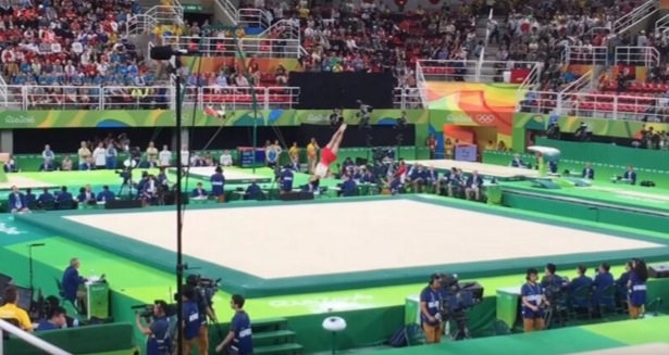 這位日本體操選手，在奧運會上施展「滾筒洗衣機」頭下腳上，最後...
