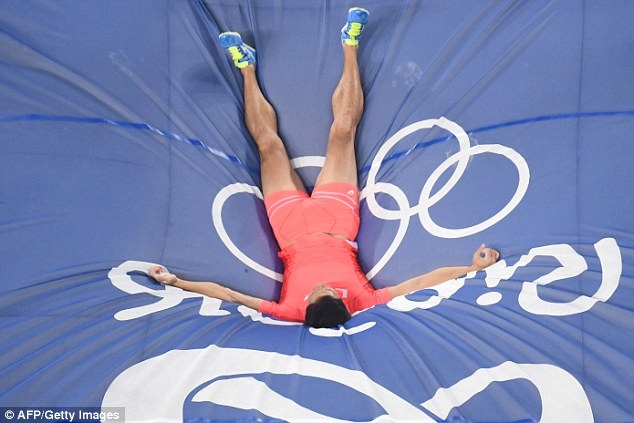 GG啦！撐竿跳奧運選手30CM直撞橫桿，網友驚呼「好痛」...