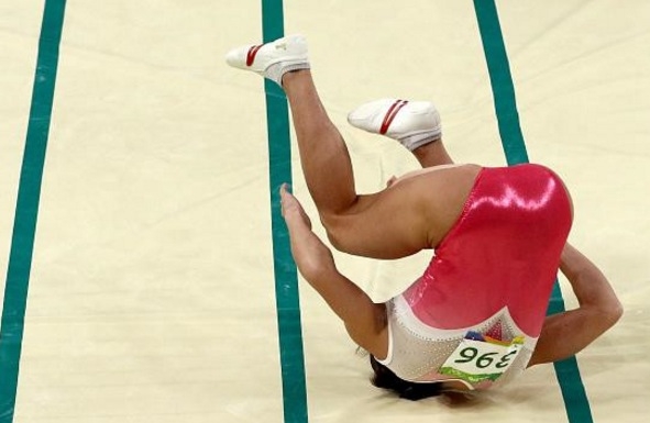 41歲的體操選手在奧運賽場成了她的「死亡之跳」跳下去的瞬間讓...