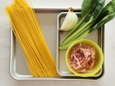 「小松菜跟豬肉湯汁義大利麵」的做法