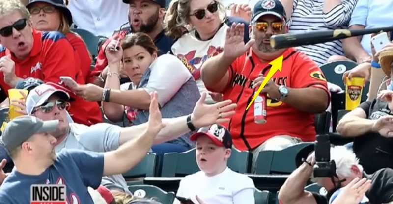 看球賽的兒子差點被高速飛來的球棒迎面擊中時，他的老爸竟然「用...